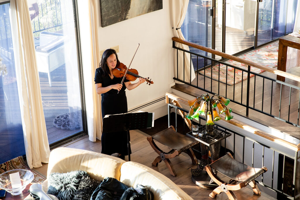 violinist playing for the couple at the airbnb