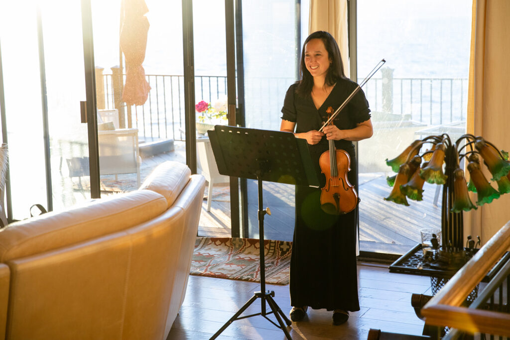 violinist playing for the couple at the airbnb