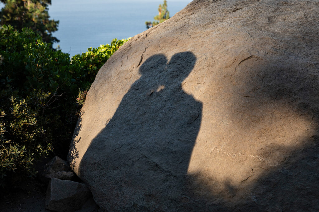 elopement couple hiking to hidden beach for their portraits