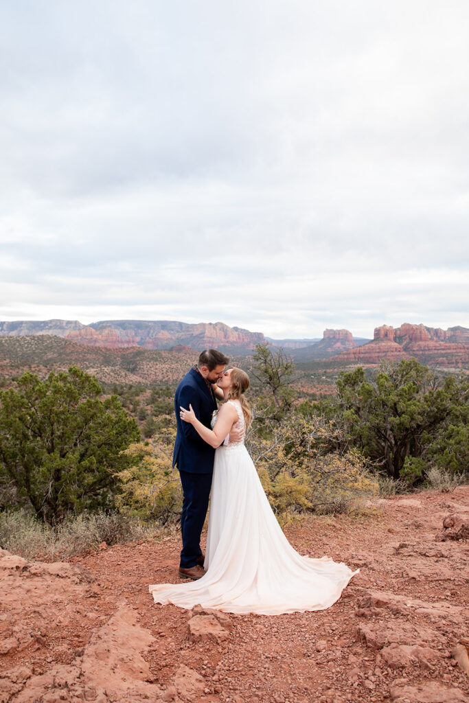 beautiful sedona elopement surrounded by red rocks