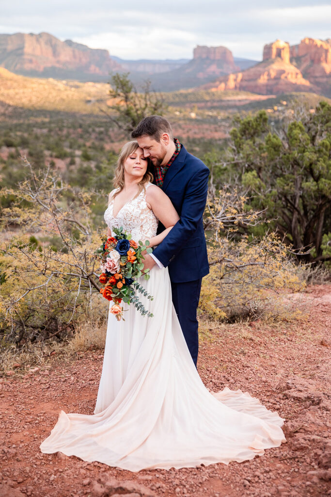 beautiful sedona elopement surrounded by red rocks